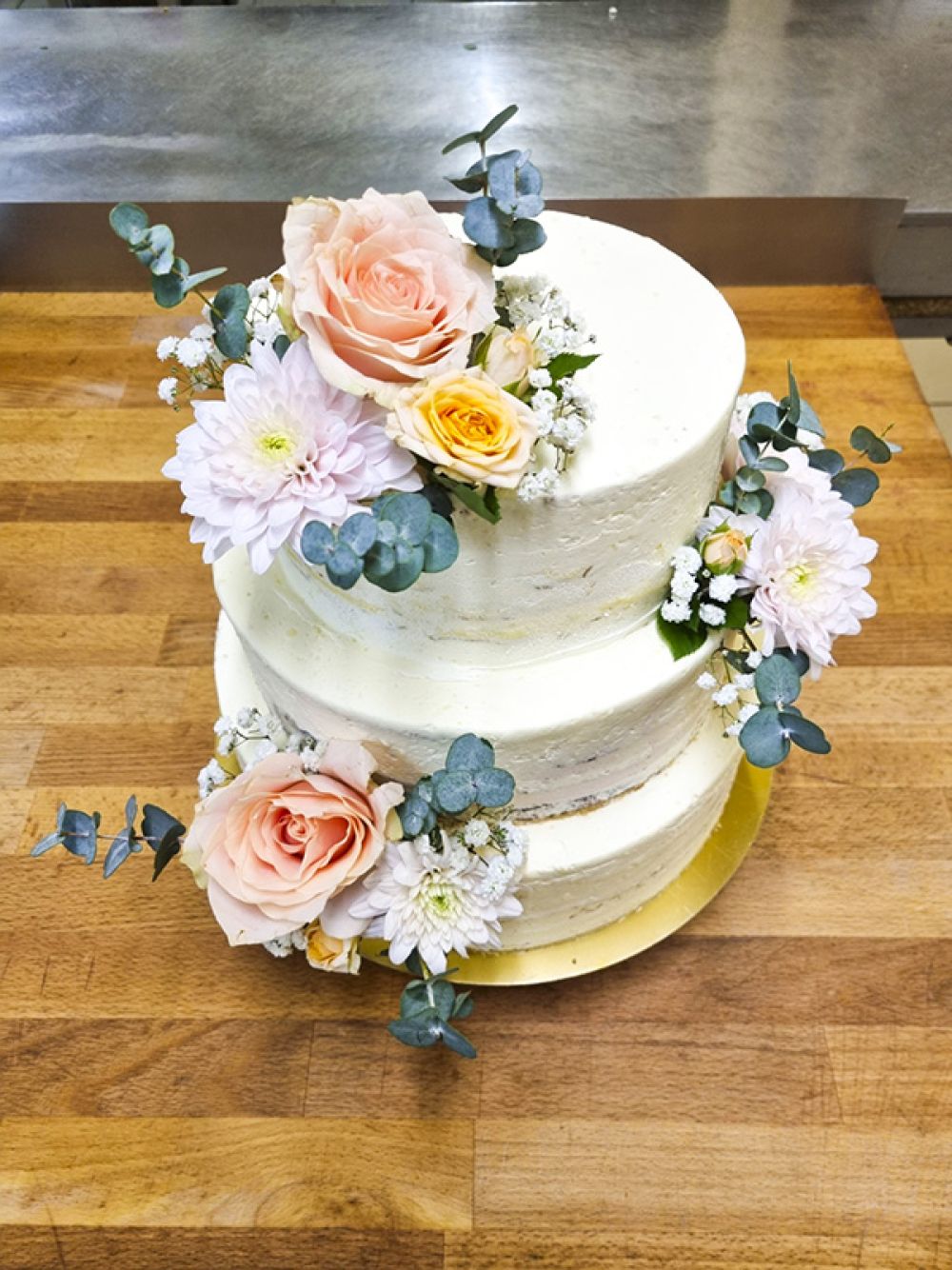 Dreistöckige Naturtorte mit bunten Blumen