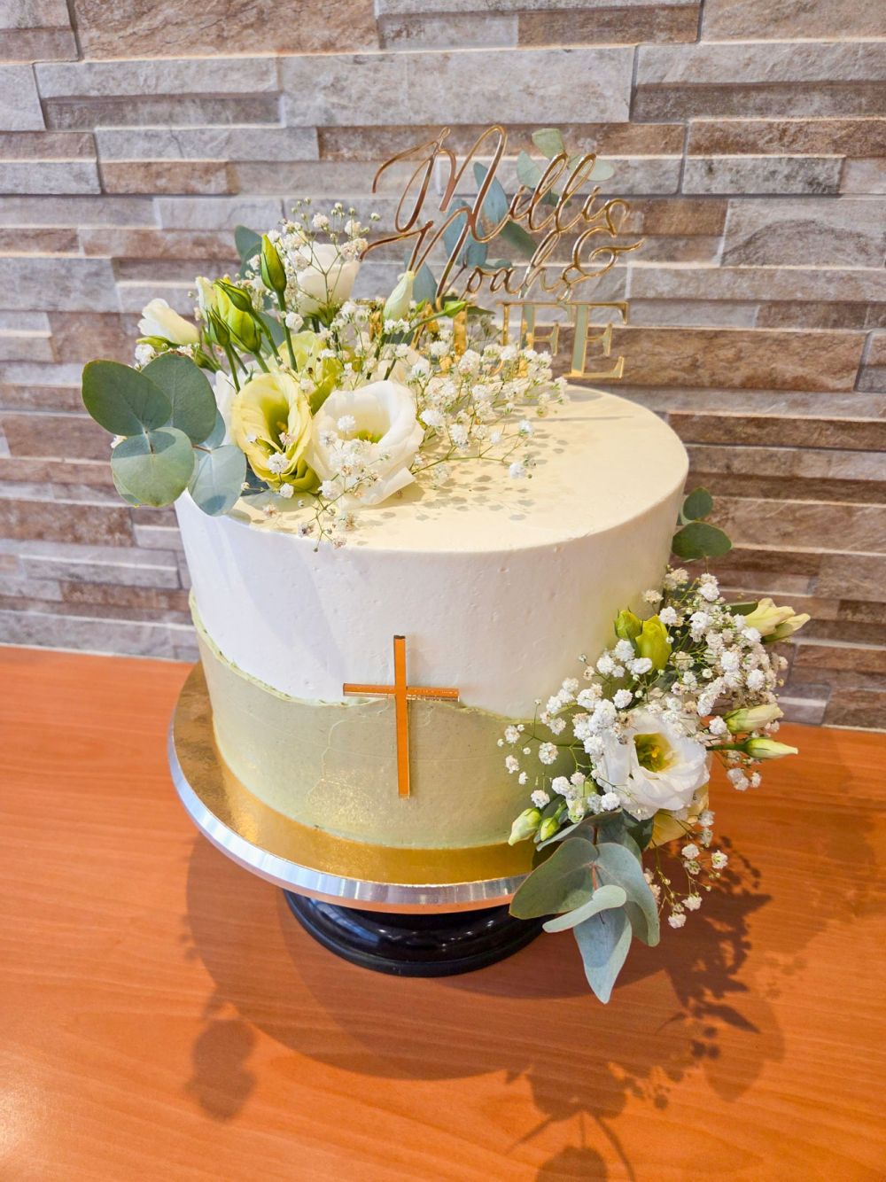 Tauftorte in weiß und gold mit Kreuz und Blumendeko