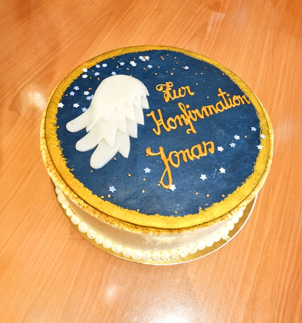 Konfirmationstorte mit blauem Untergrund, Engelsflügeln und Aufschrift