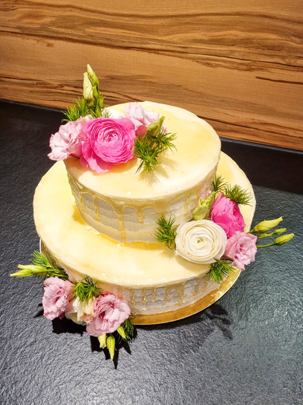 Zweistöckige Hochzeitstorte mit pinken Blumen