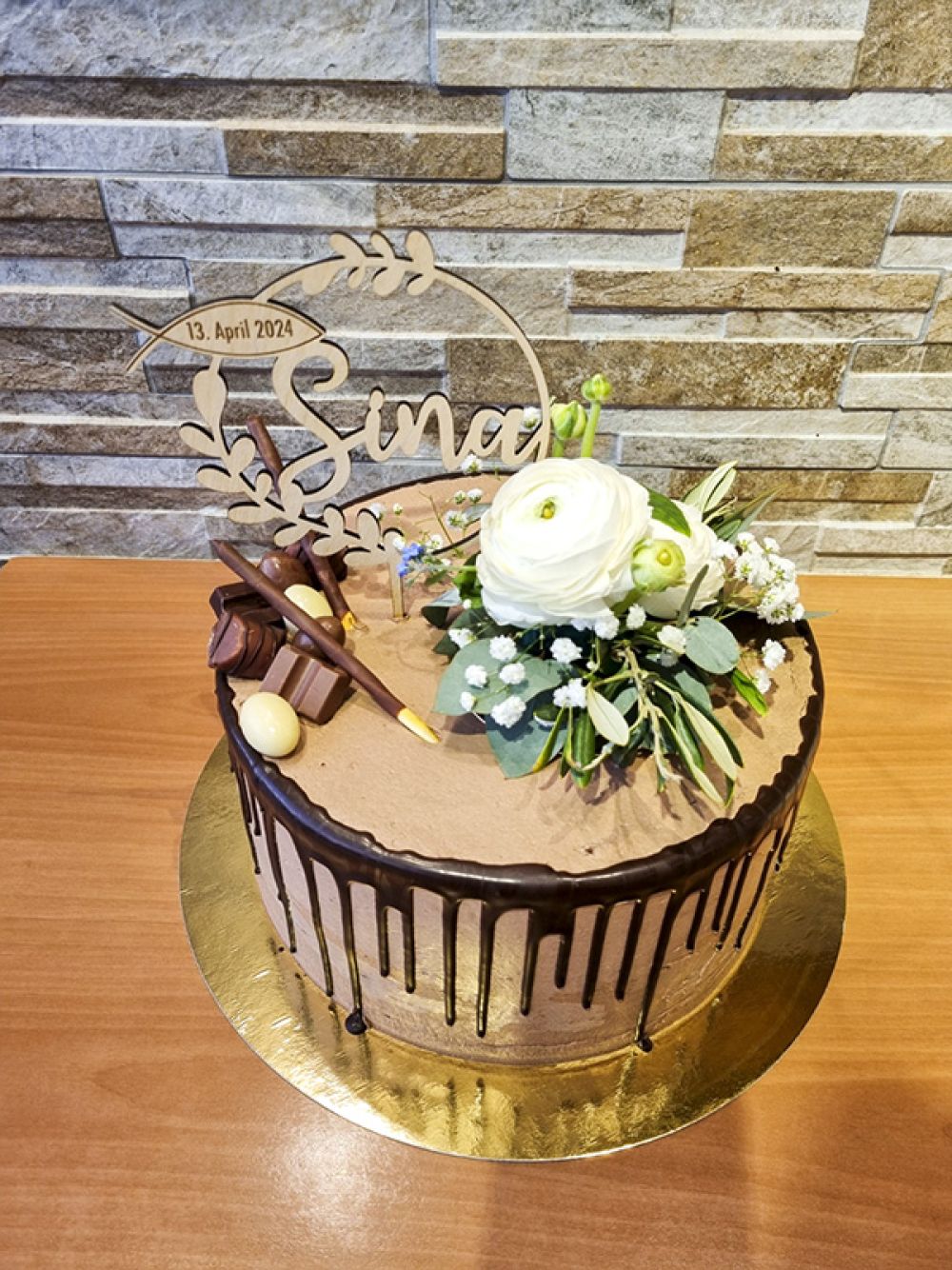 Schokotauftorte mit Holz Dekoelement und Blumen