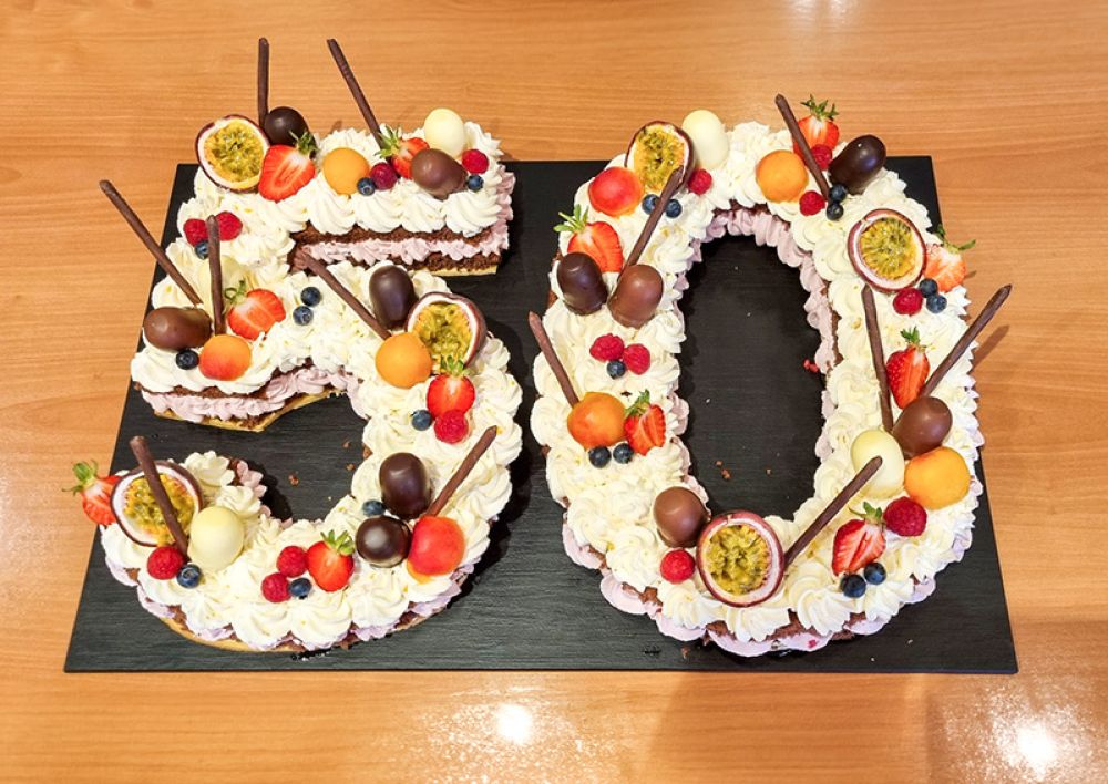 Zahlentorte zum 50. mit Obst, Schaumküssen und Schokostäben