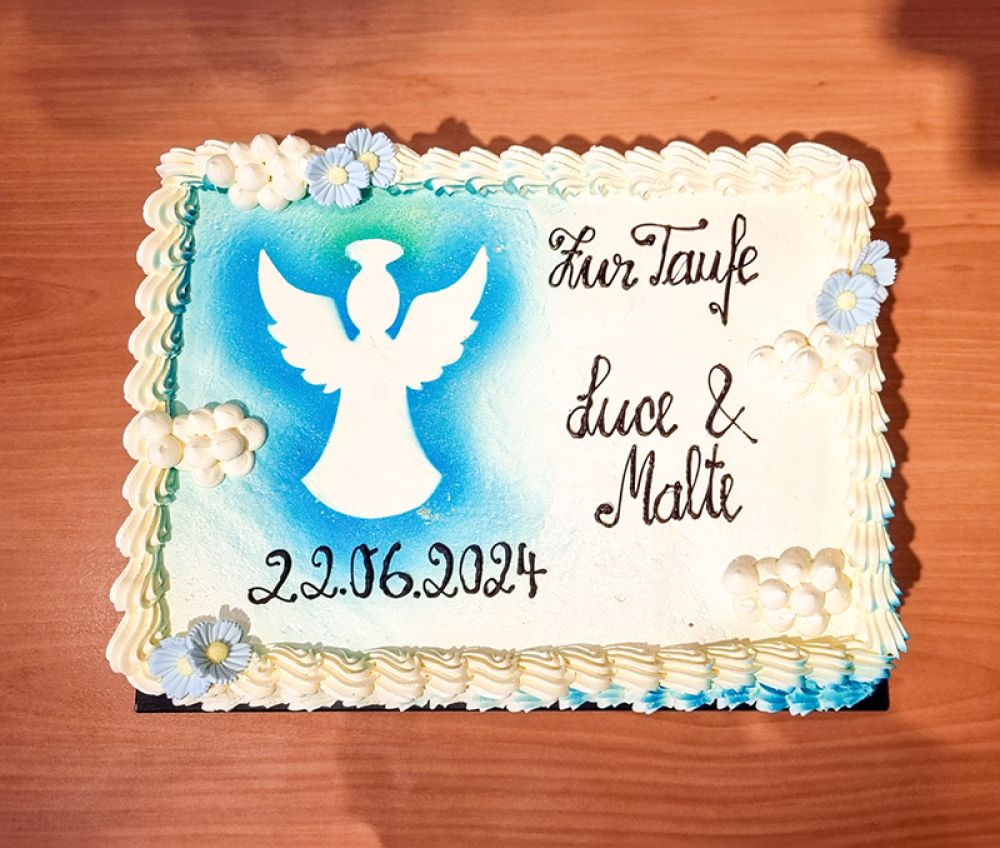 Flache Tauftorte mit Aufschrift und Engel