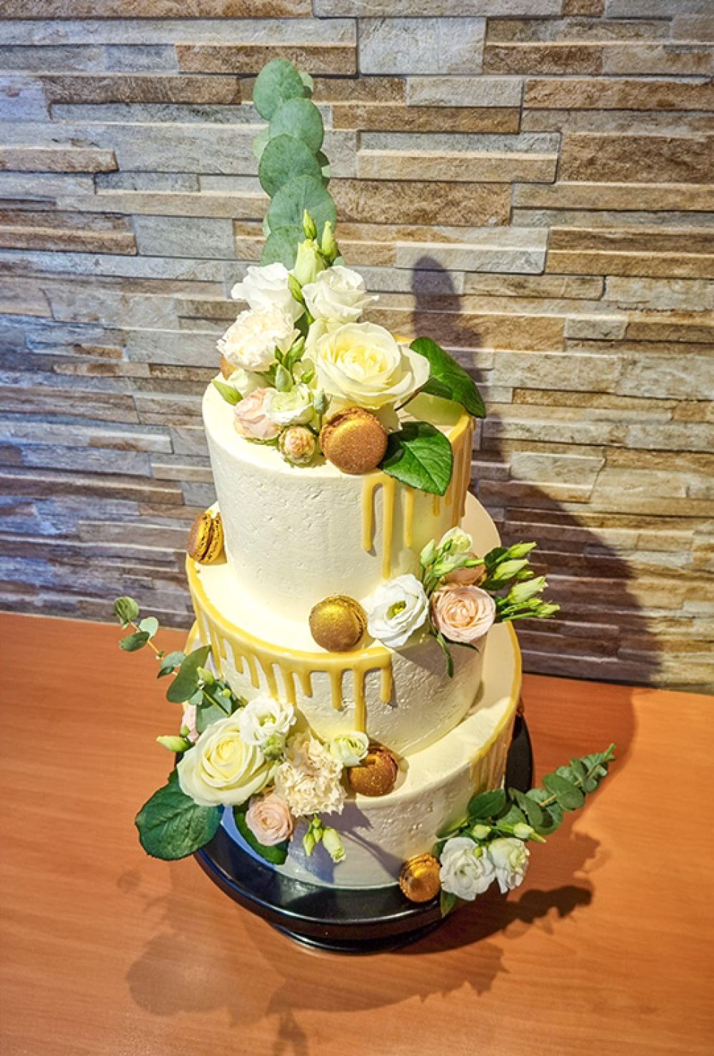 Dreistöckige Hochzeitstorte mit Rosen und Macarons