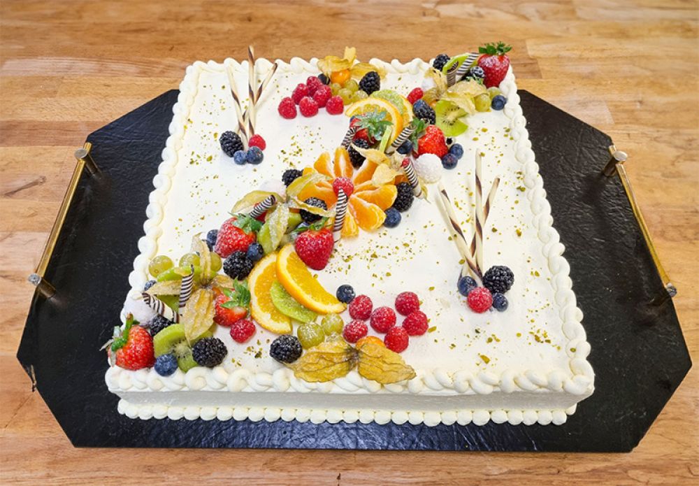 Quadratische Torte mit Obstdeko