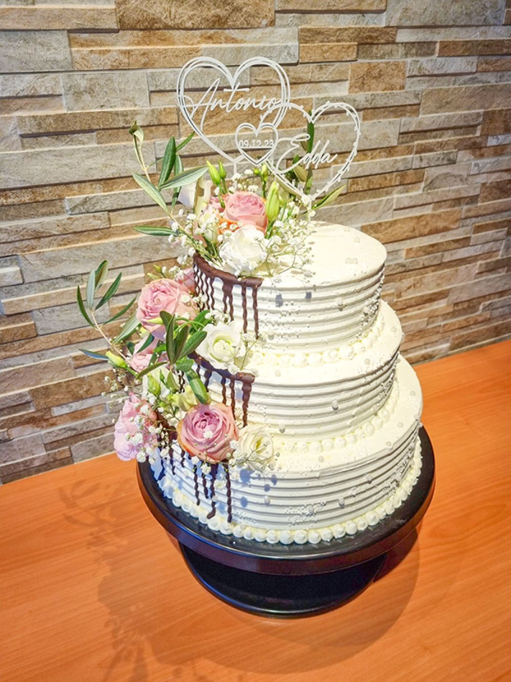Hochzeitstorte mit Schokodrip und Blumen