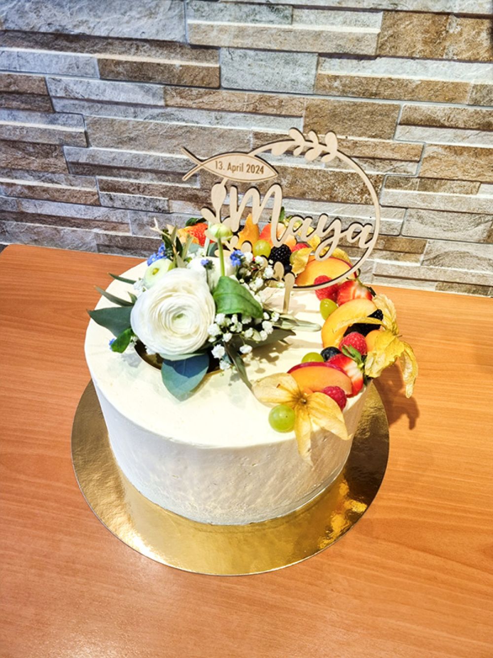 Torte mit Holzdekoelement, Obst und Blumen
