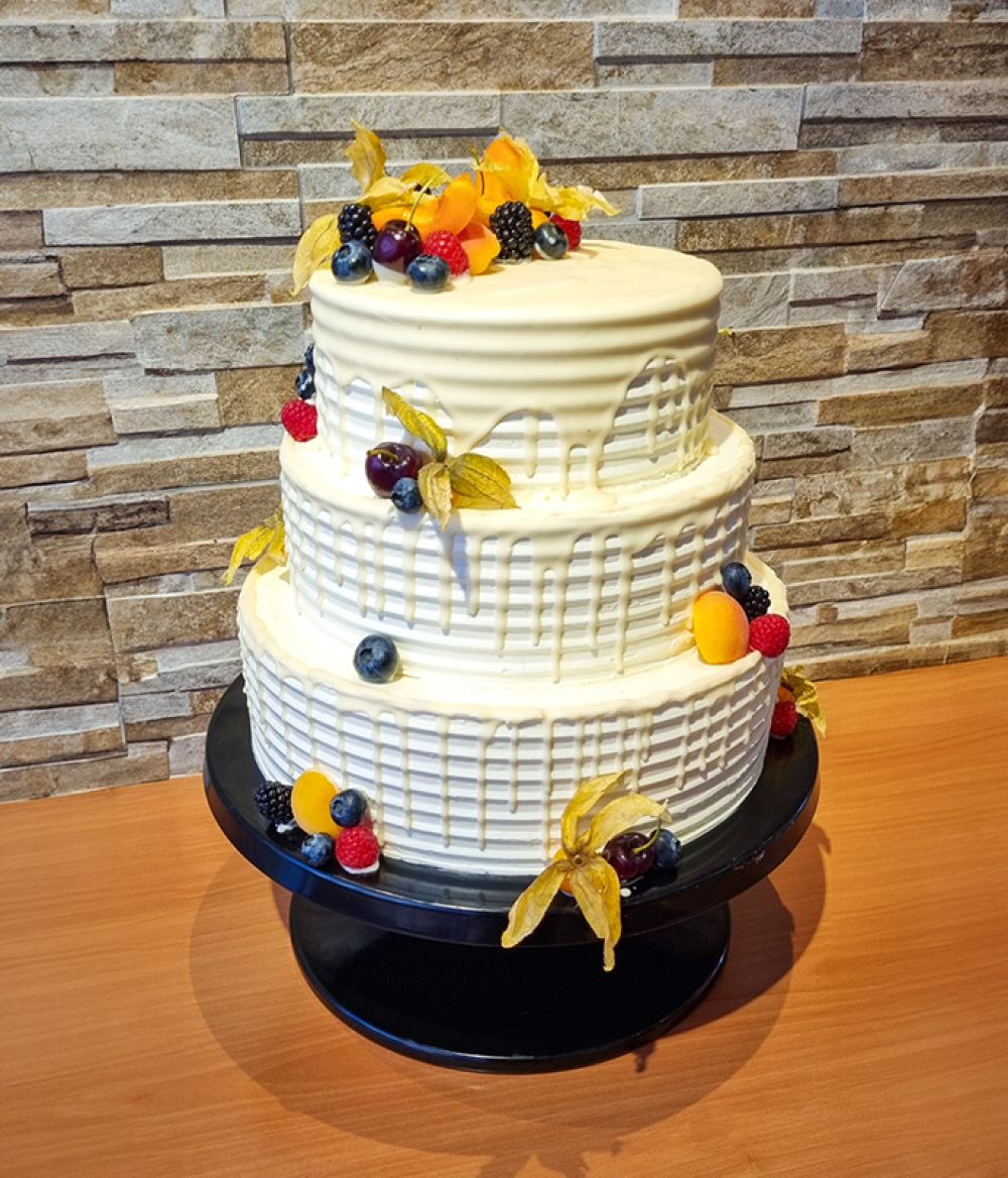 Hochzeitstorte mit Obstdeko