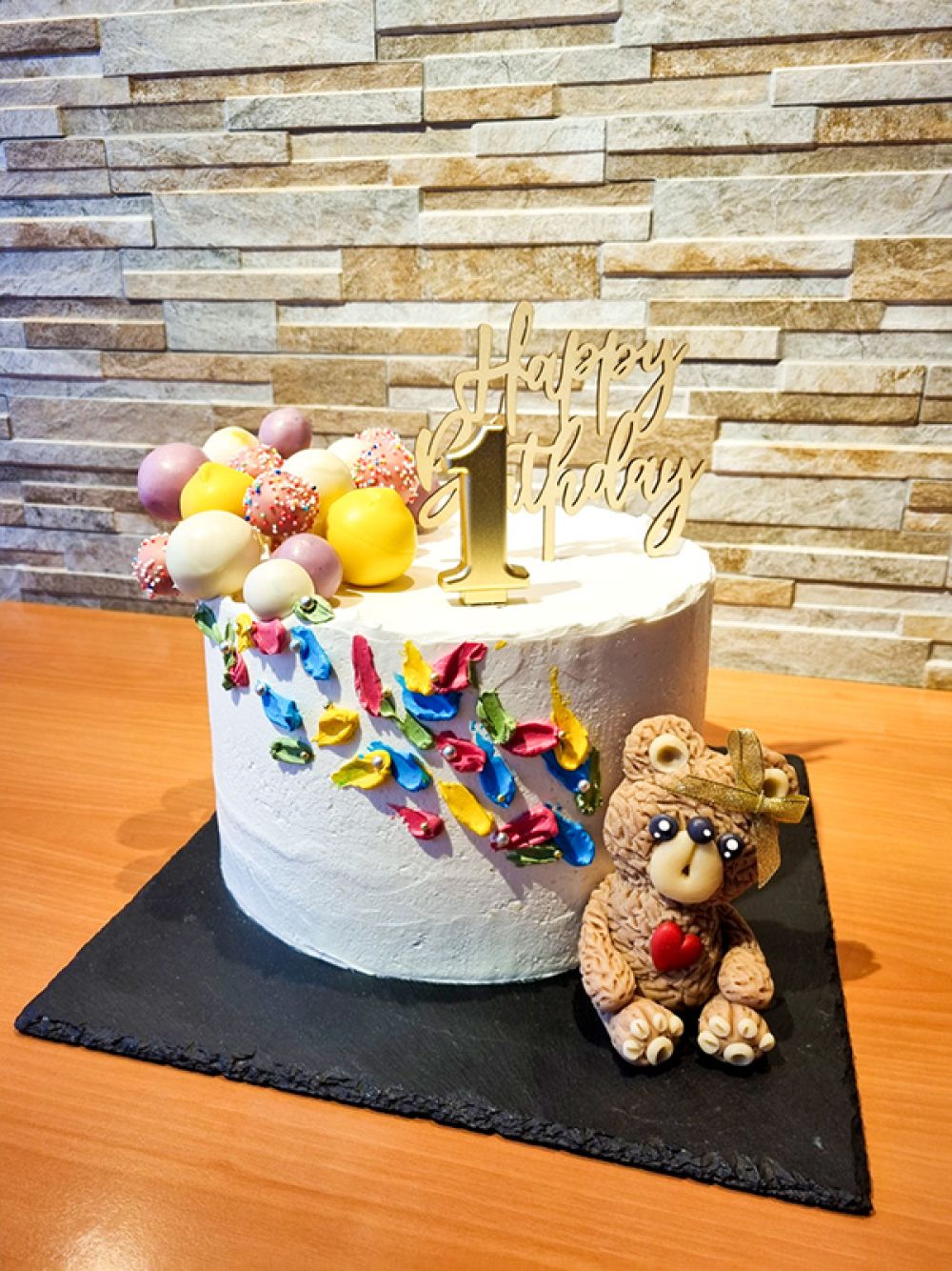 Torte zum 1. Geburtstag mit essbaren Luftballons und Teddybär