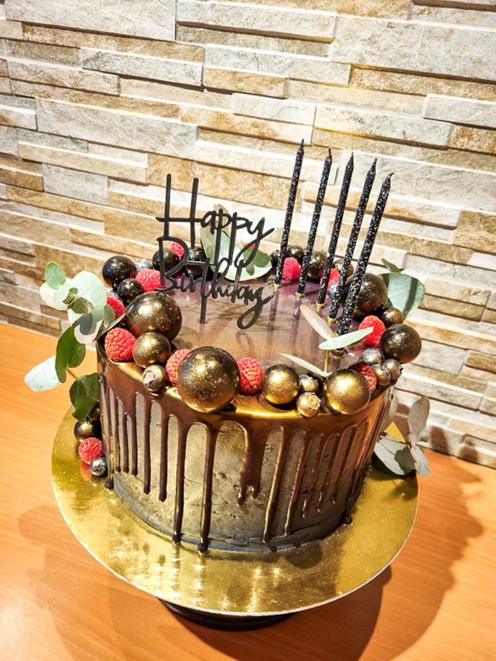 Schokotorte mit Happy Birthday Aufstecker und Kerzen