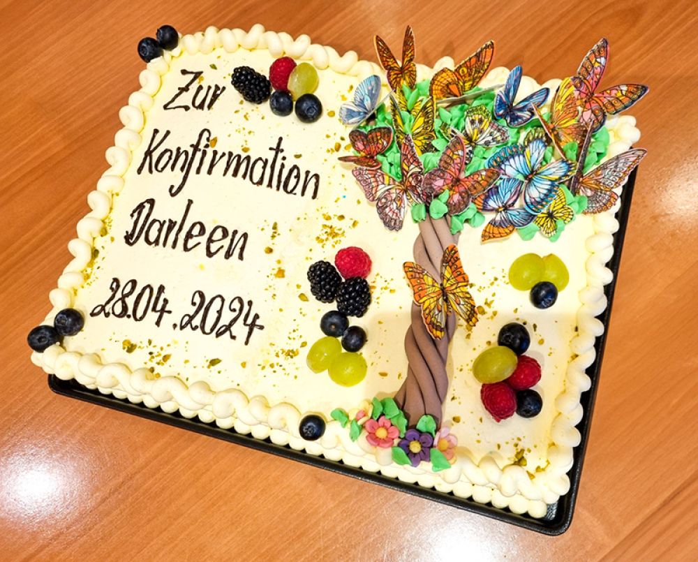 Torte in Buchform zur Konfirmation mit Baum und Schmetterlingen