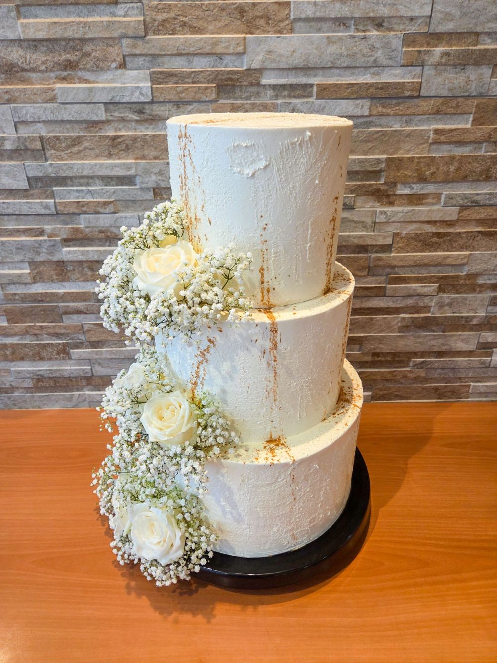Hochzeitstorte mit BabyBreath Blumen und Rosen
