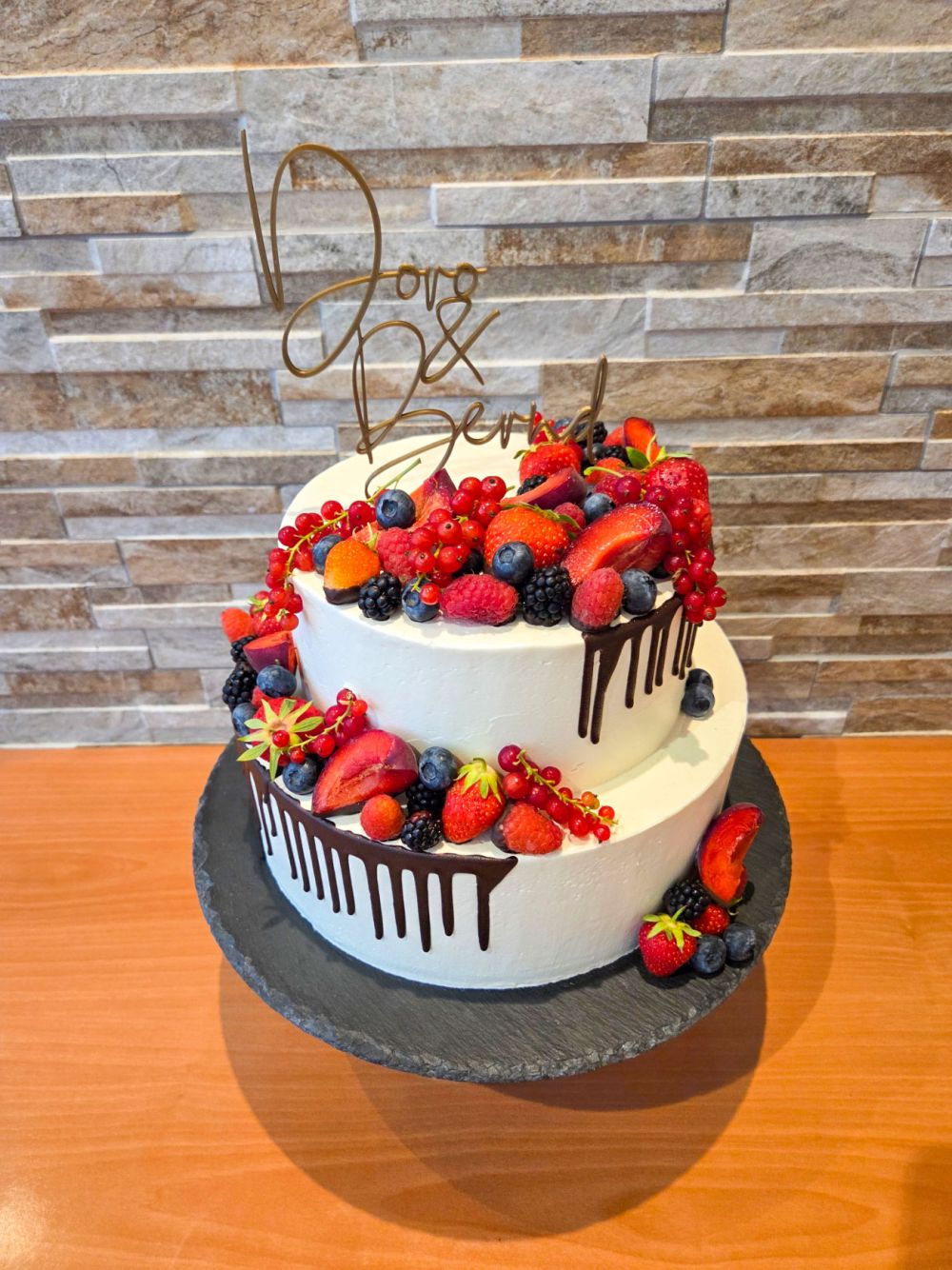 Hochzeitstorte mit Bunten Beeren und Schokodrip