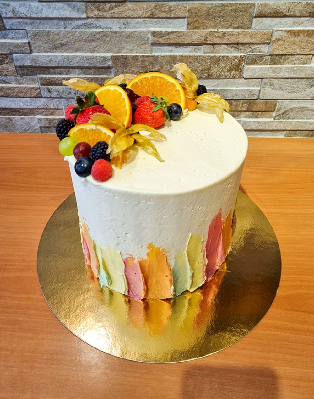 Torte mit Buntem unteren Rand und Obstdeko